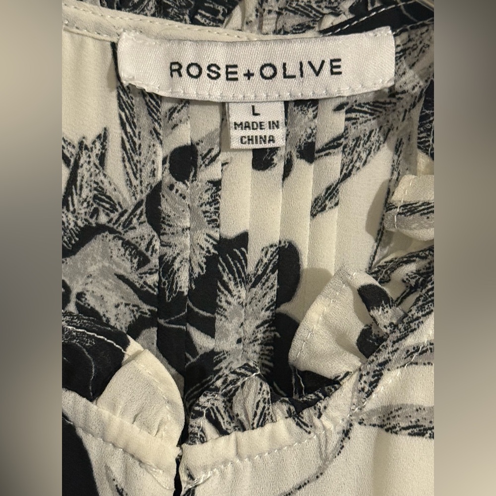 Rose + Olive black & white pullover floral ruffle blouse top Women’s L 12-14 NEW - Picture 3 of 5